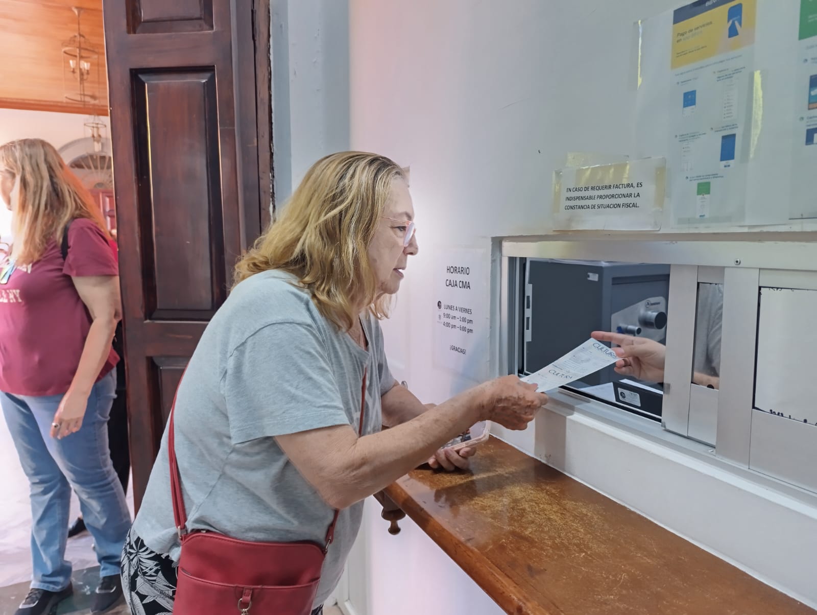 Señora comprando boletos para concierto