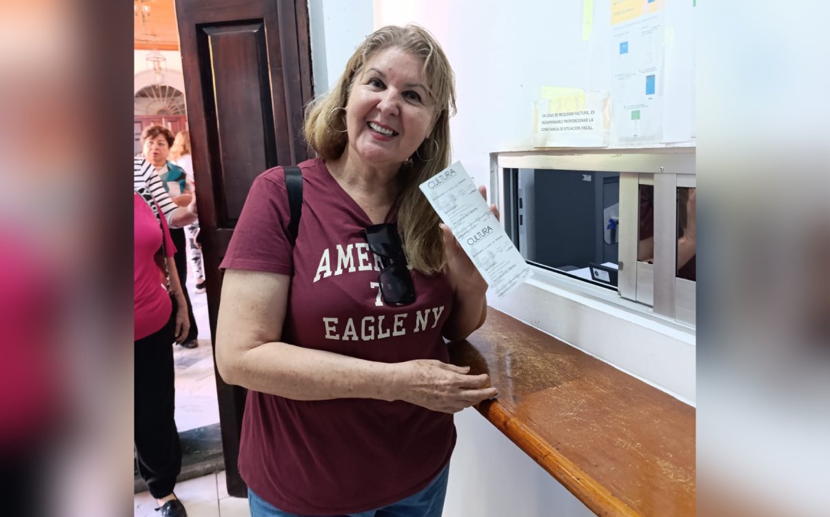 Señora comprando boletos para concierto