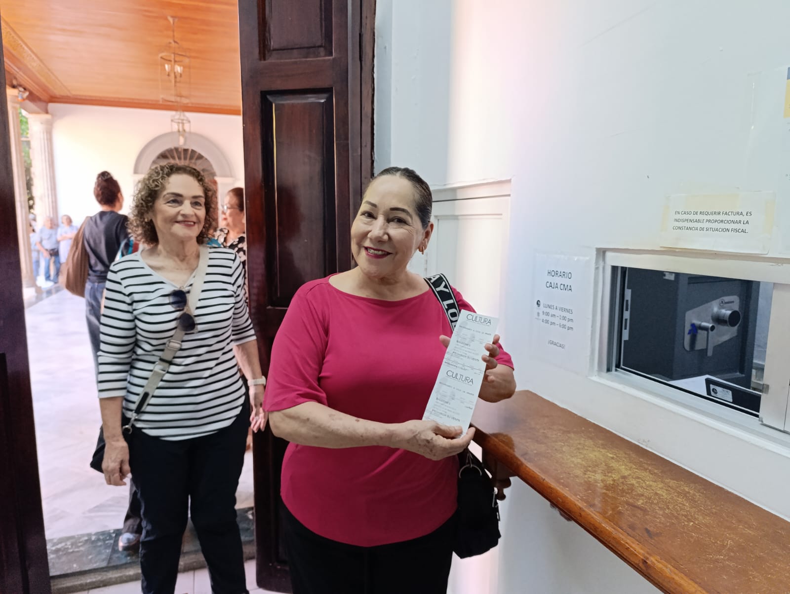 Señoras comprando boletos para concierto