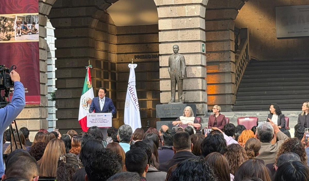 Rector de la UAS asiste a Foro Nacional "Más allá de las pantallas: Impacto de las tecnologías digitales en la educación y en la salud mental"