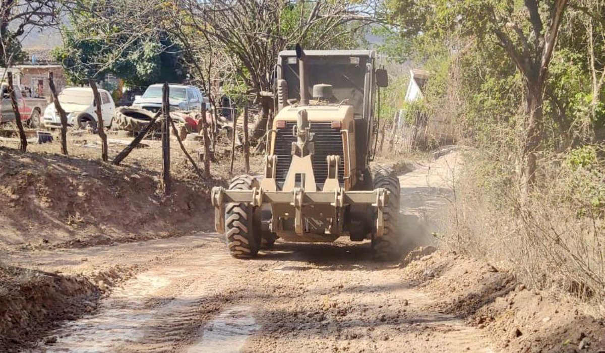 Rehabilitación de caminos sacacosechas en Mazatlán, Sinaloa