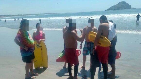 Sorprende a turistas corriente de resaca en playas de Mazatlán, Sinaloa; rescatan a nueve en la Isla de la Piedra