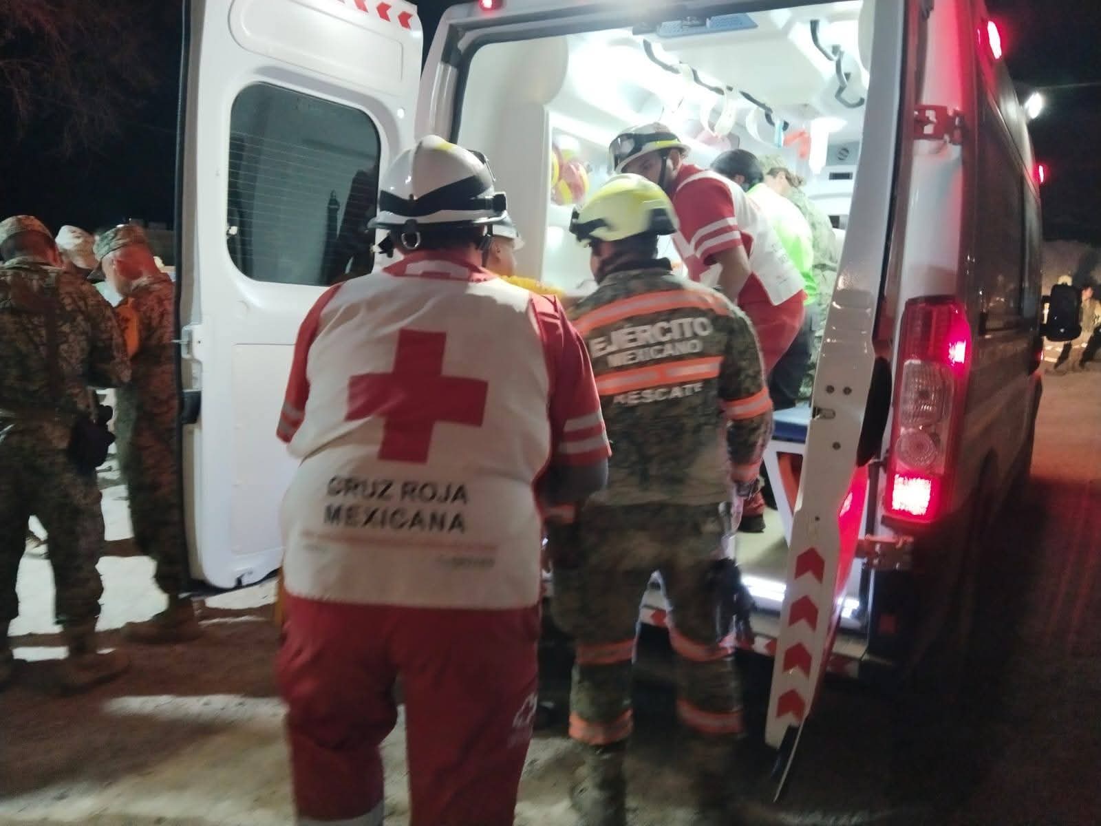 rescatan a uno de cuatro mineros atrapados en el rosario sinaloa