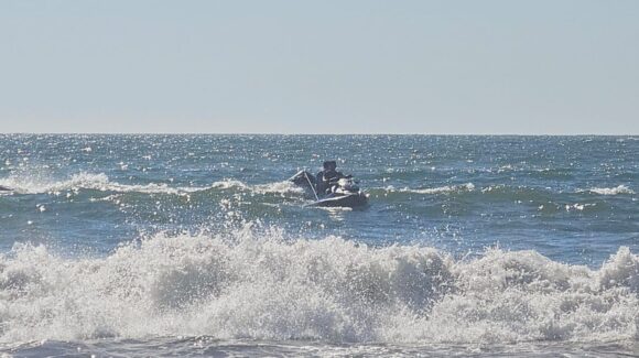 Salvavidas rescatan a 13 personas en playas de Mazatlán, Sinaloa por fuerte oleaje