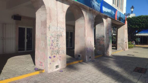 Restaurarán fachada de Palacio Municipal de Mazatlán, Sinaloa, tras pintas feministas del pasado 8 de marzo