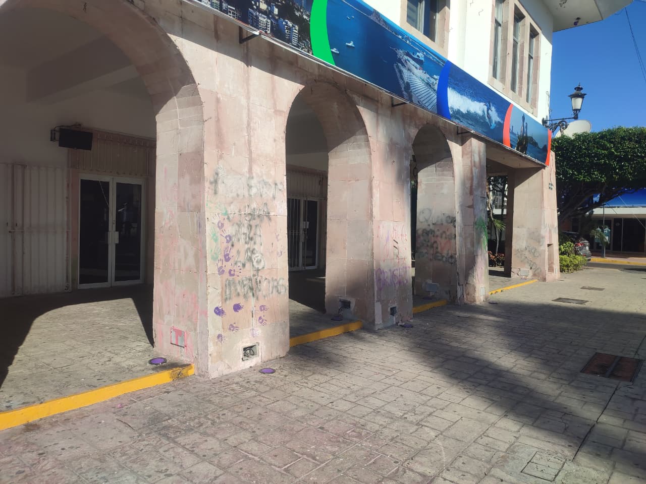 restauraran fachada de palacio municipal de mazatlan tras pintas de feministas