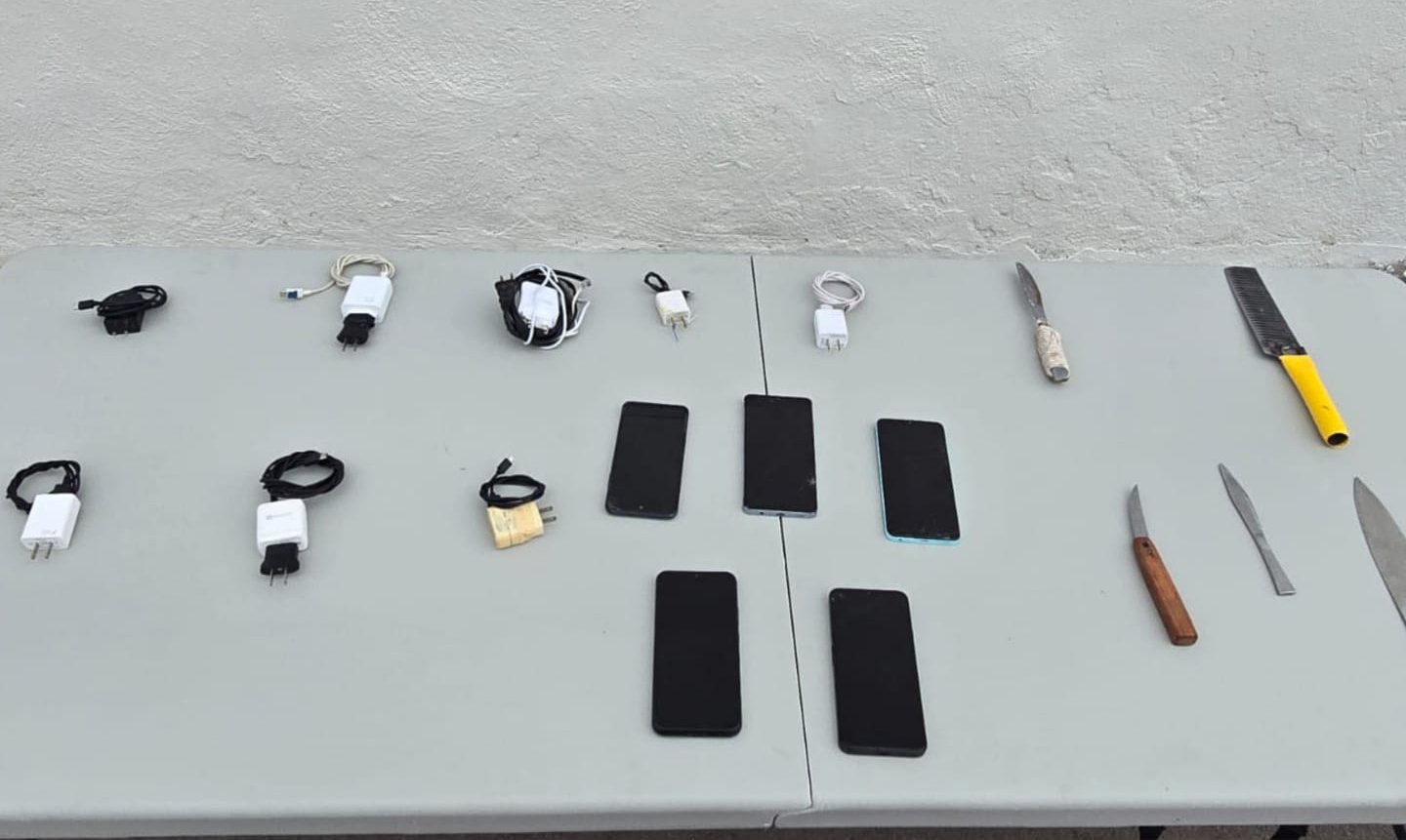 Continúa el decomiso de celulares y puntas en el Penal Aguaruto