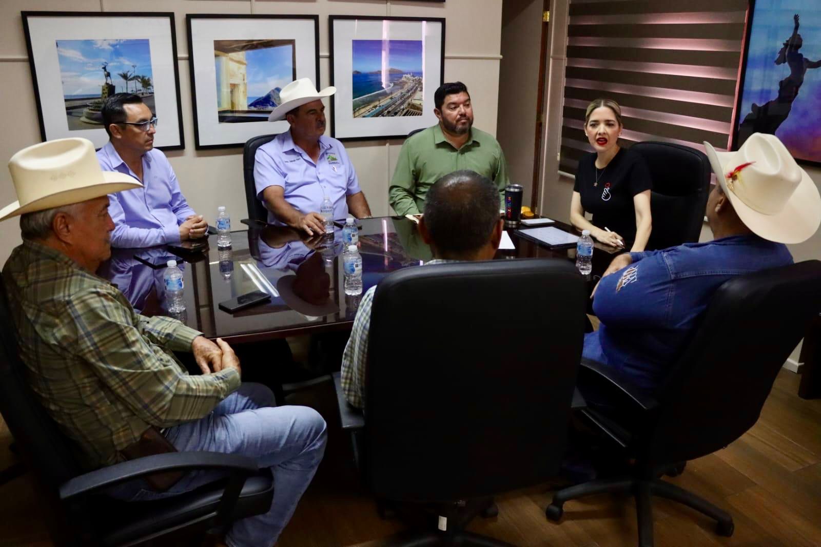 Reunión de Estrella Palacios con ganaderos de Mazatlán, Sinaloa