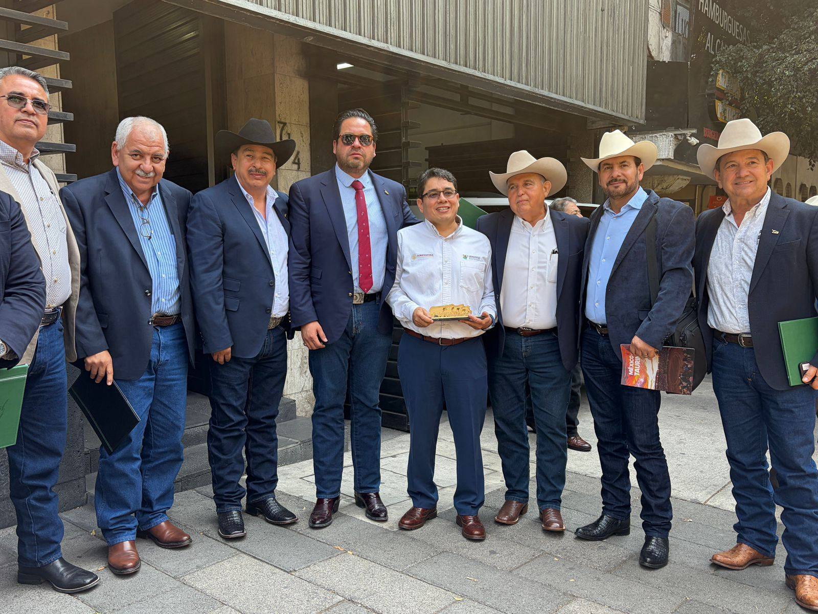 Reunión en la Confederación Nacional de Organizaciones Ganaderas en la Ciudad de México