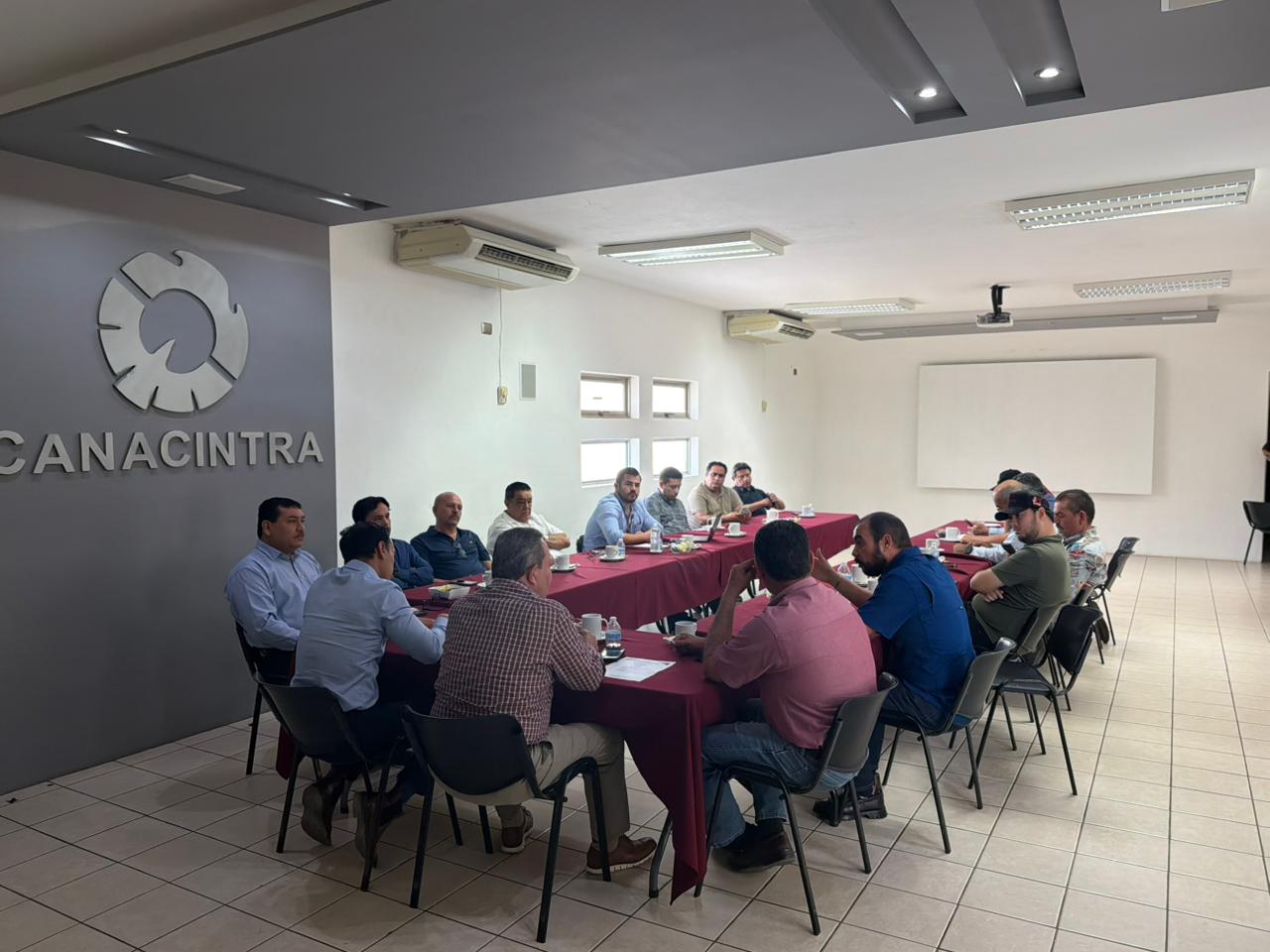 Reunión entre Jesús Ibarra y agremiados de Canacintra Guasave