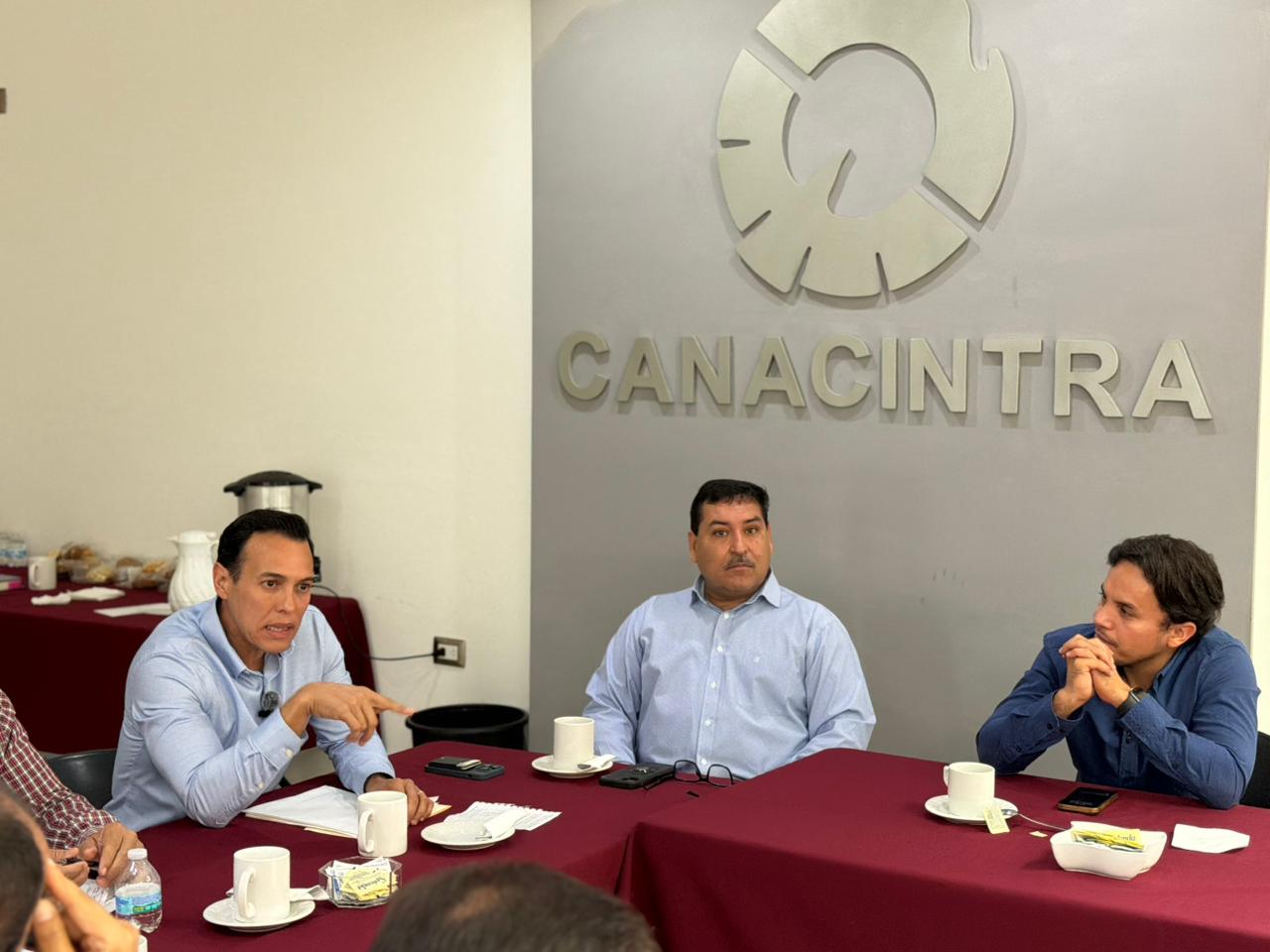 Reunión entre Jesús Ibarra y agremiados de Canacintra Guasave