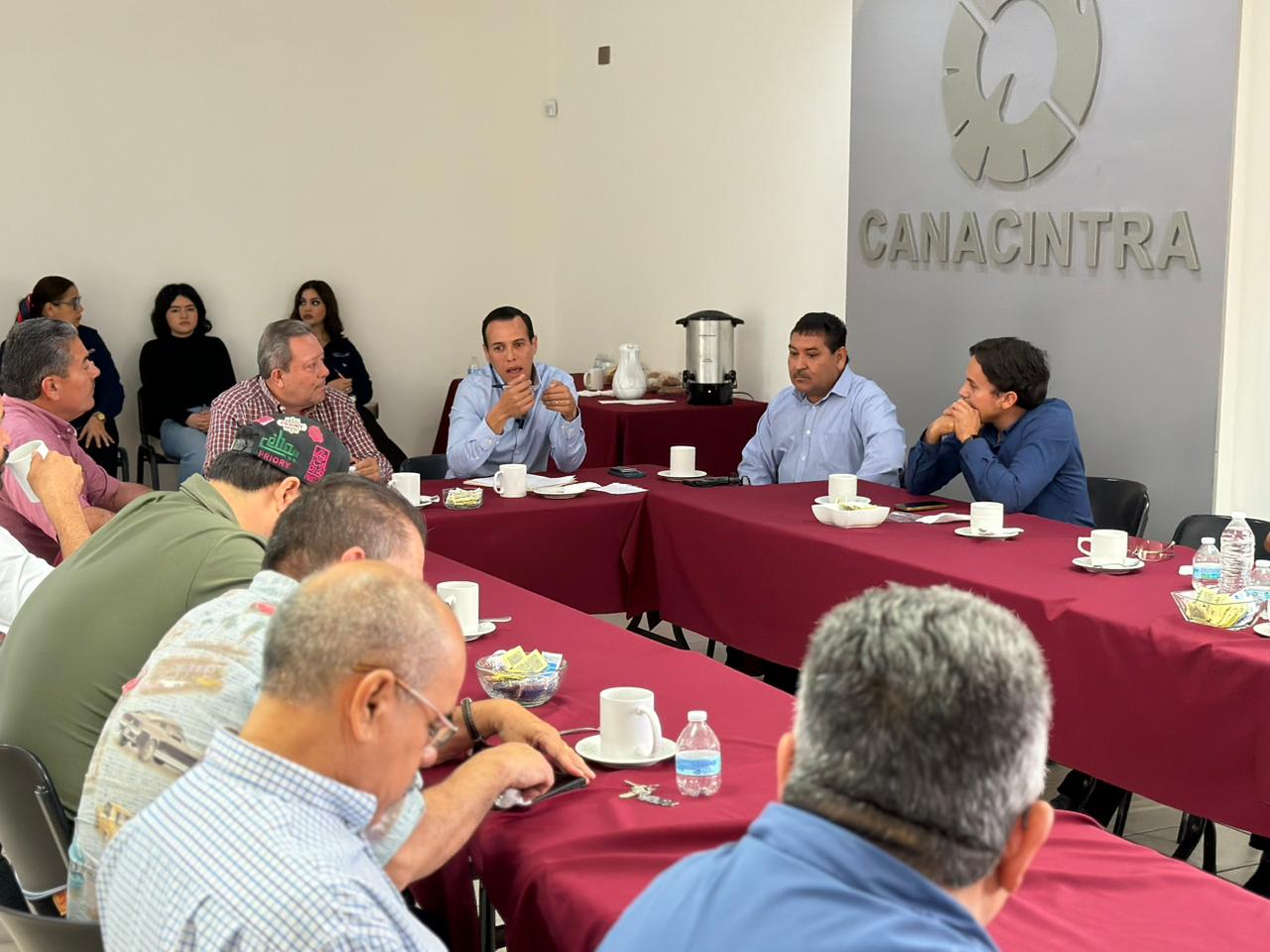 Reunión entre Jesús Ibarra y agremiados de Canacintra Guasave