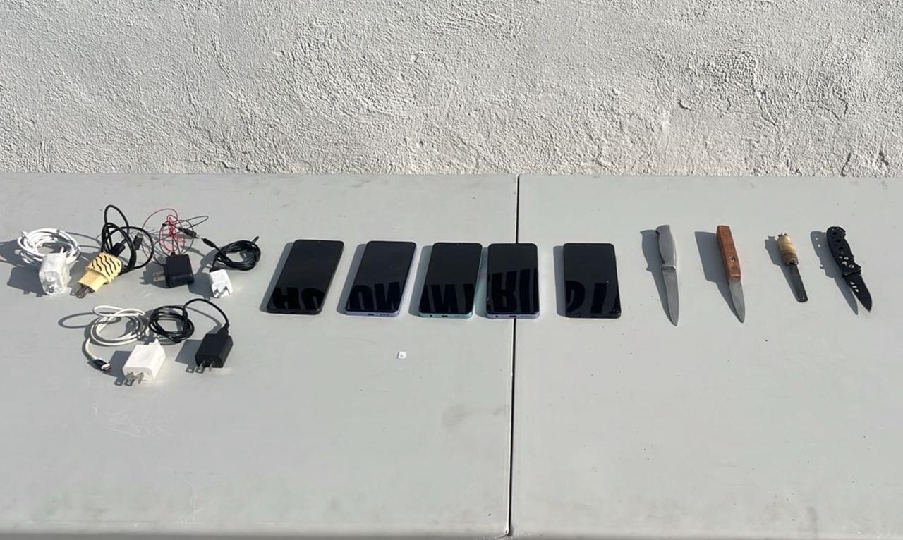 Resultados de la revisión al penal de Aguaruto: 5 teléfonos celulares, 6 cargadores para celular y 4 puntas.