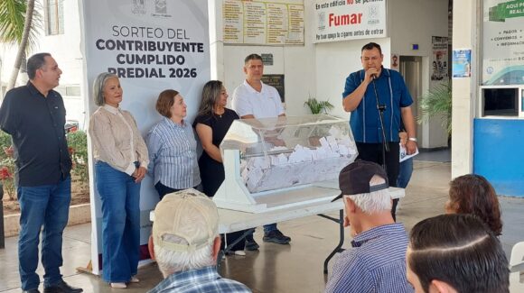 Realizan rifa del contribuyente cumplido en Salvador Alvarado; premian con lotes en panteón municipal