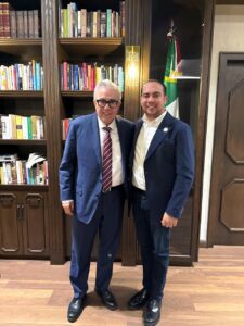 Rubén Rocha Moya con el secretario de Administración y Finanzas, Joaquín Alberto Landeros