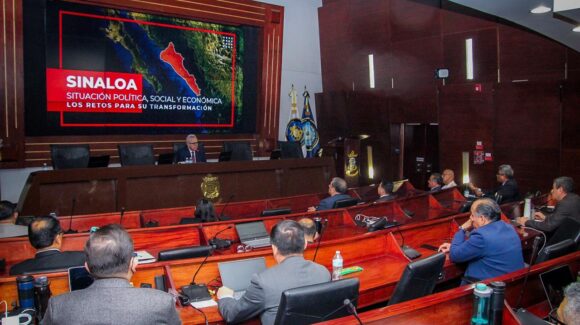 Gobernador Rocha Moya imparte conferencia magistral en el Centro de Estudios Superiores Navales de la Semar