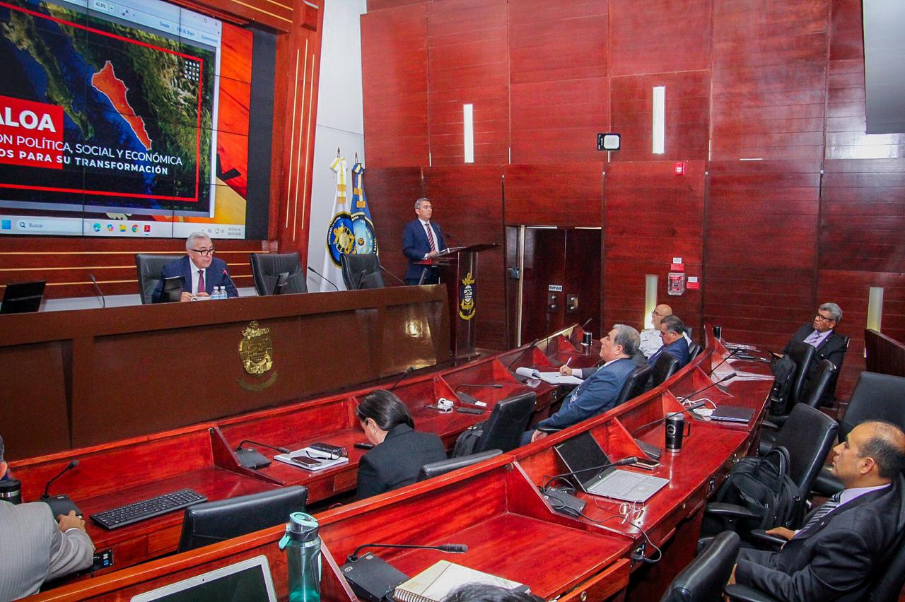 Rocha imparte conferencia en el Centro de Estudios Superiores Navales en CDMX