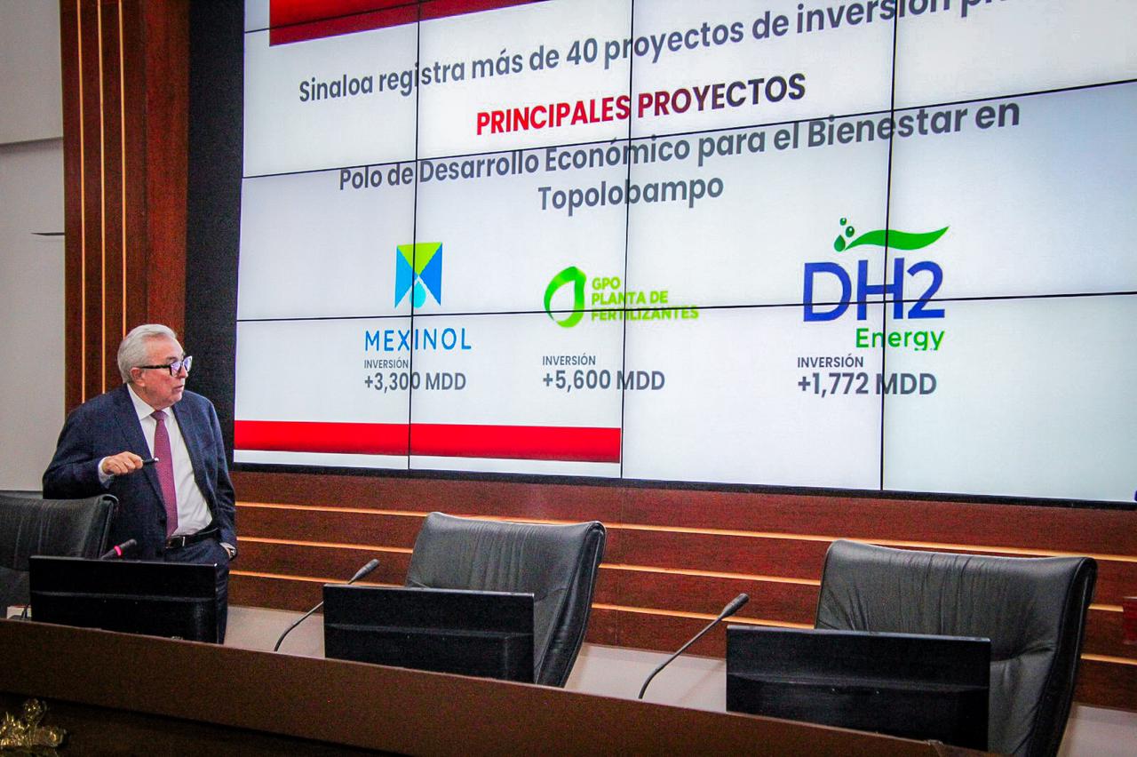 Rocha imparte conferencia en el Centro de Estudios Superiores Navales en CDMX