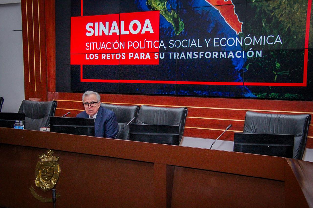 Rocha imparte conferencia en el Centro de Estudios Superiores Navales en CDMX
