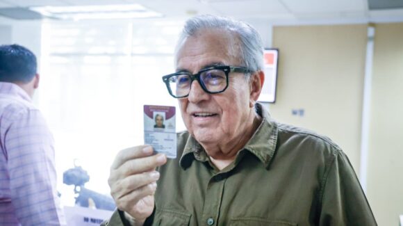 Hace fila el gobernador Rocha en la USE y tramita su licencia permanente en Sinaloa; le costó $2,323