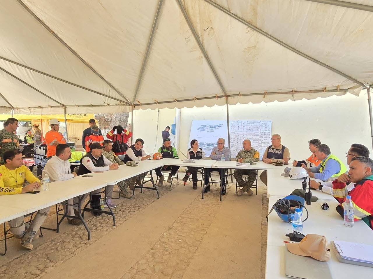 Rubén Rocha Moya en lugar de rescate de mineros en Rosario, Sinaloa