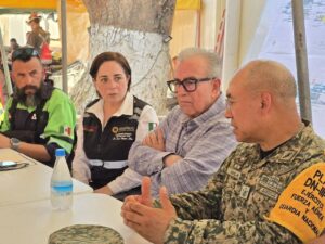 Rubén Rocha Moya en lugar de rescate de mineros en Rosario, Sinaloa