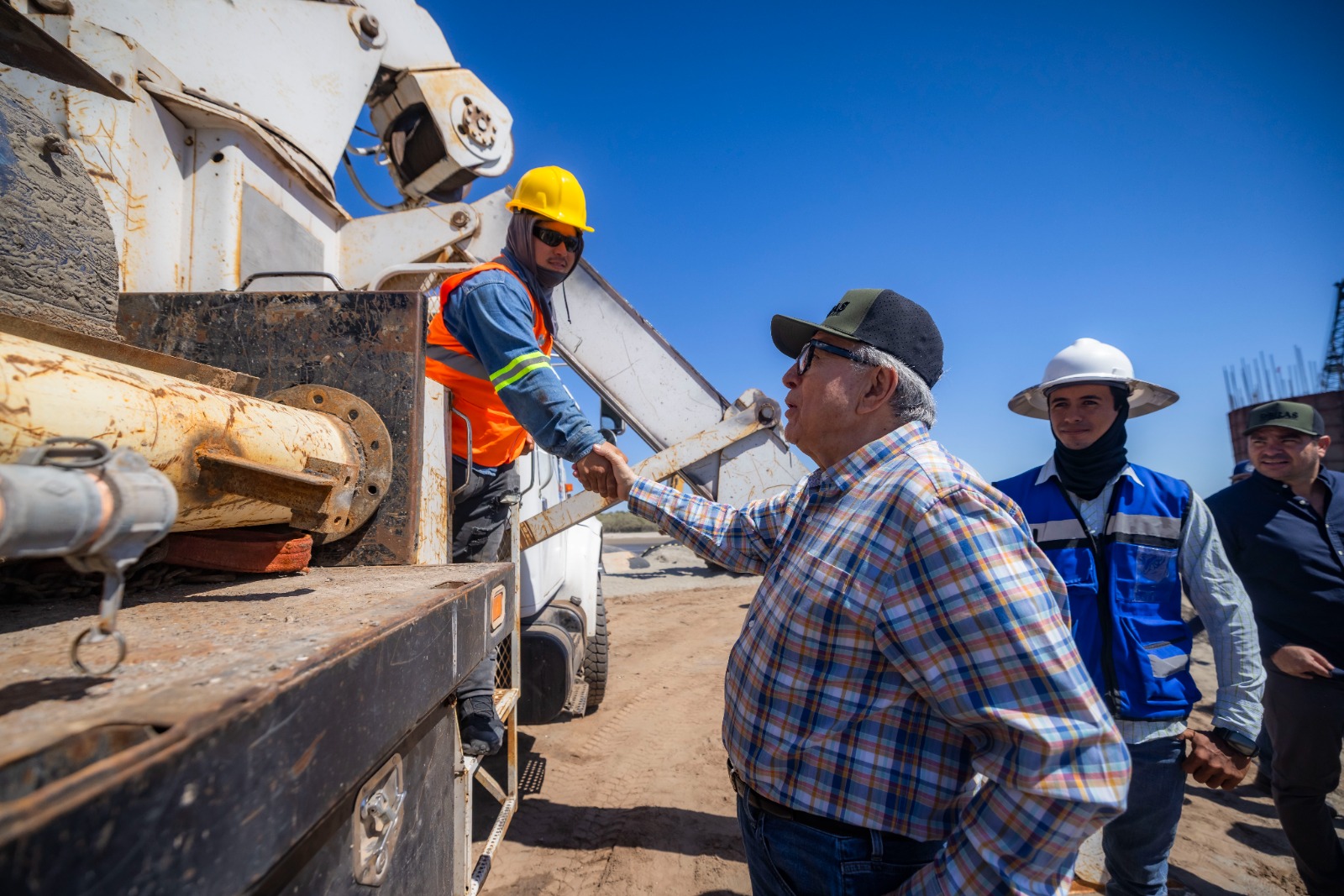 Rocha Moya supervisa la construcción del puente Bellavista-Las Glorias, en Guasave