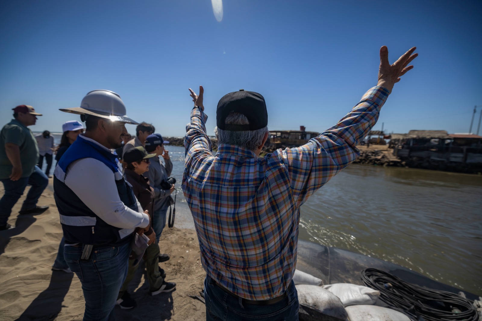 Rocha Moya supervisa la construcción del puente Bellavista-Las Glorias, en Guasave