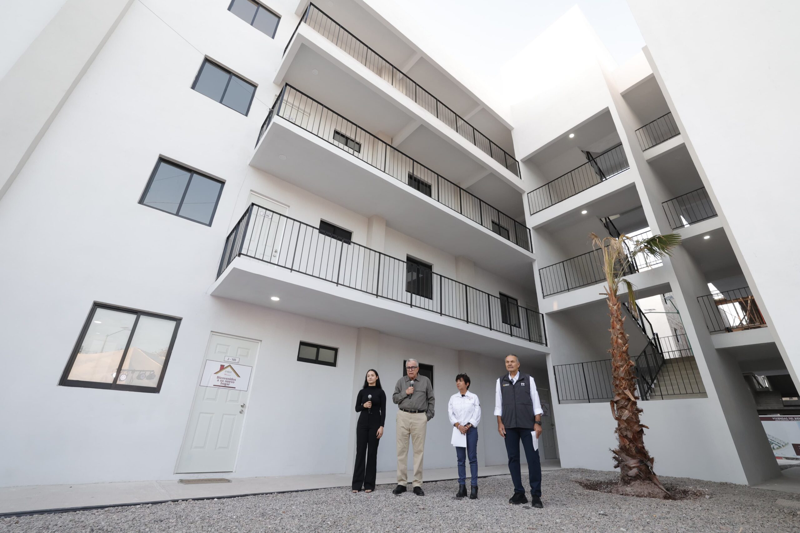 ruben rocha moya durante la entrega de la primer vivienda del bienestar en los mochis