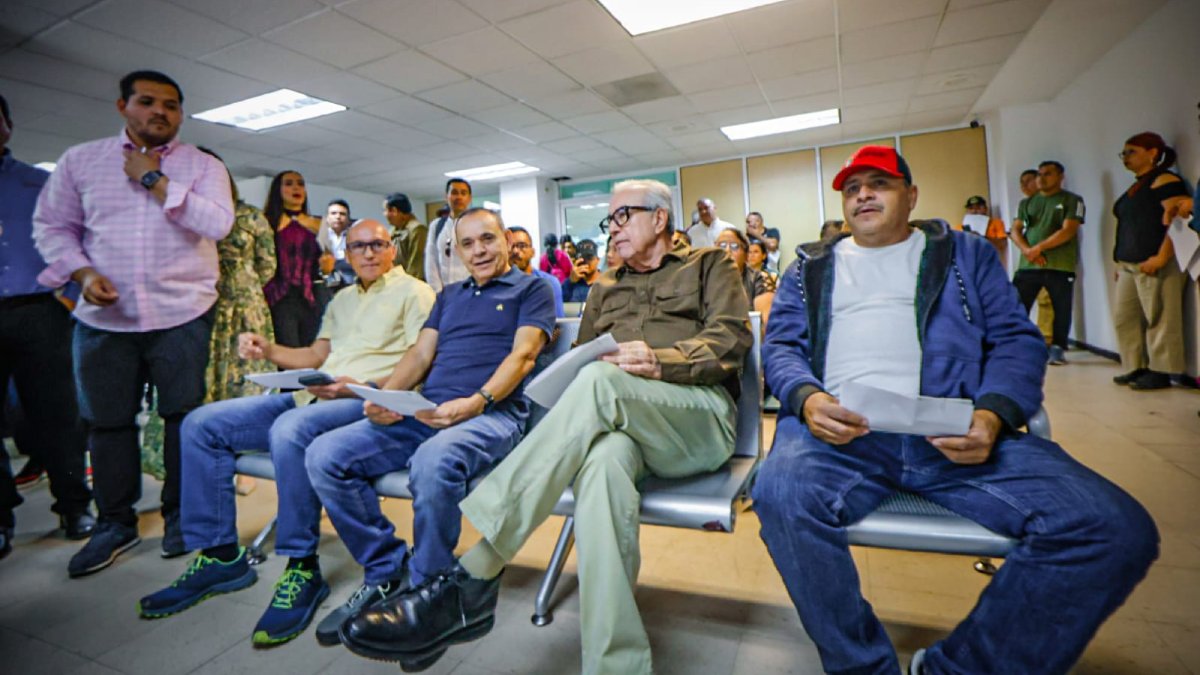ruben rocha moya acude a solicitar la licencia permanente asiste