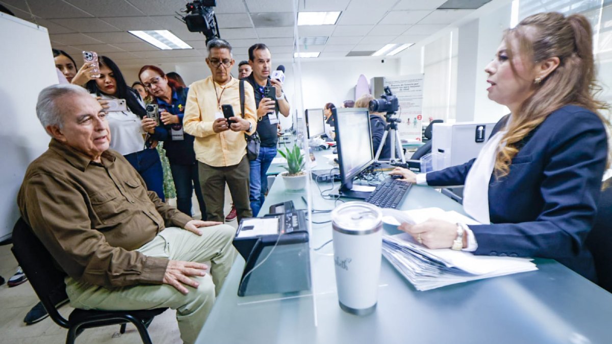 ruben rocha moya acude a solicitar la licencia permanente en sinaloa
