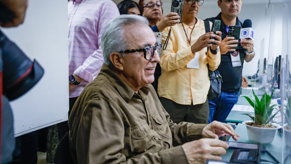 ruben rocha moya acude a solicitar la licencia permanente solicita