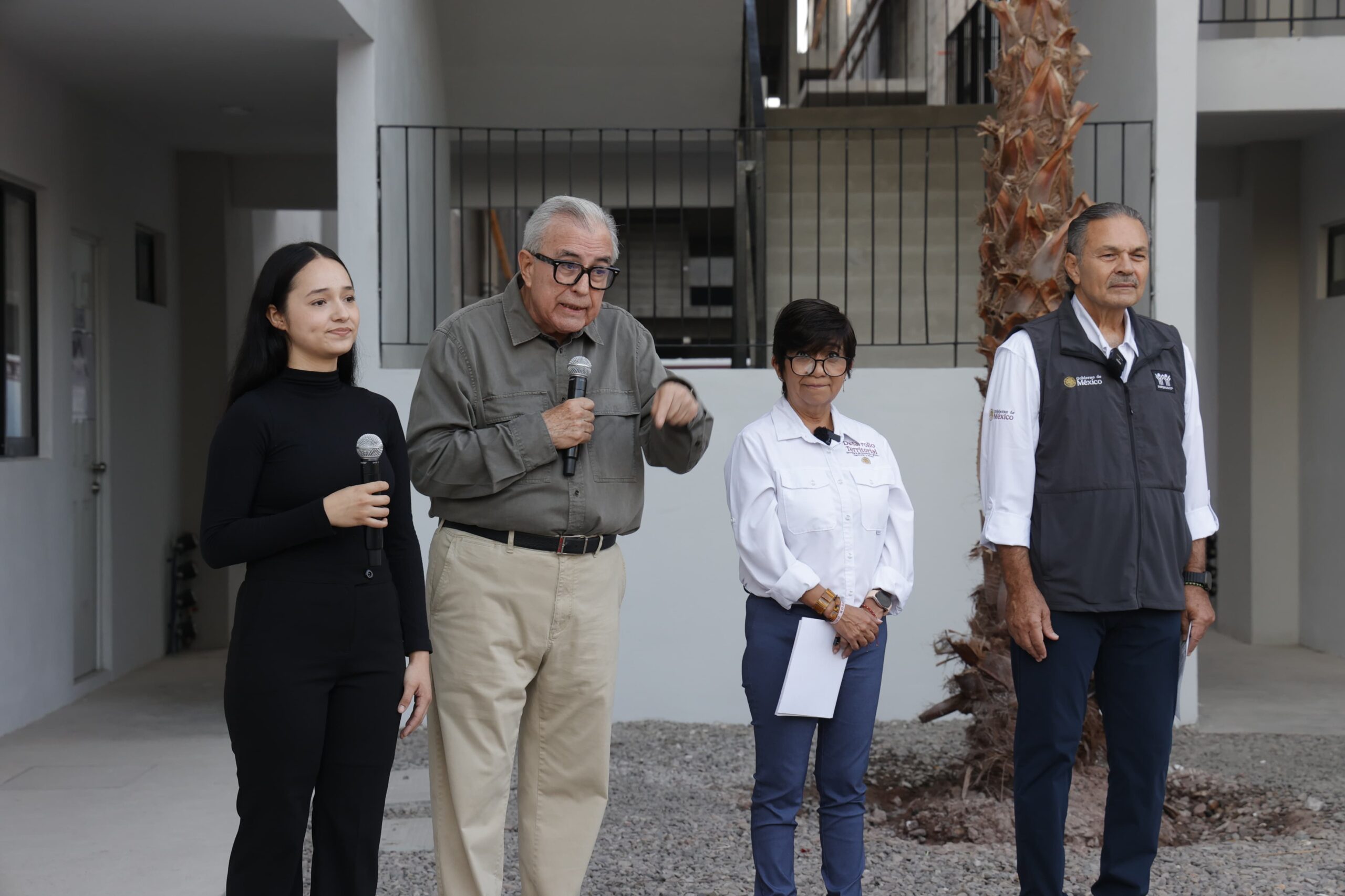 ruben rocha moya durante la entrega de la primer vivienda del bienestar en los mochis