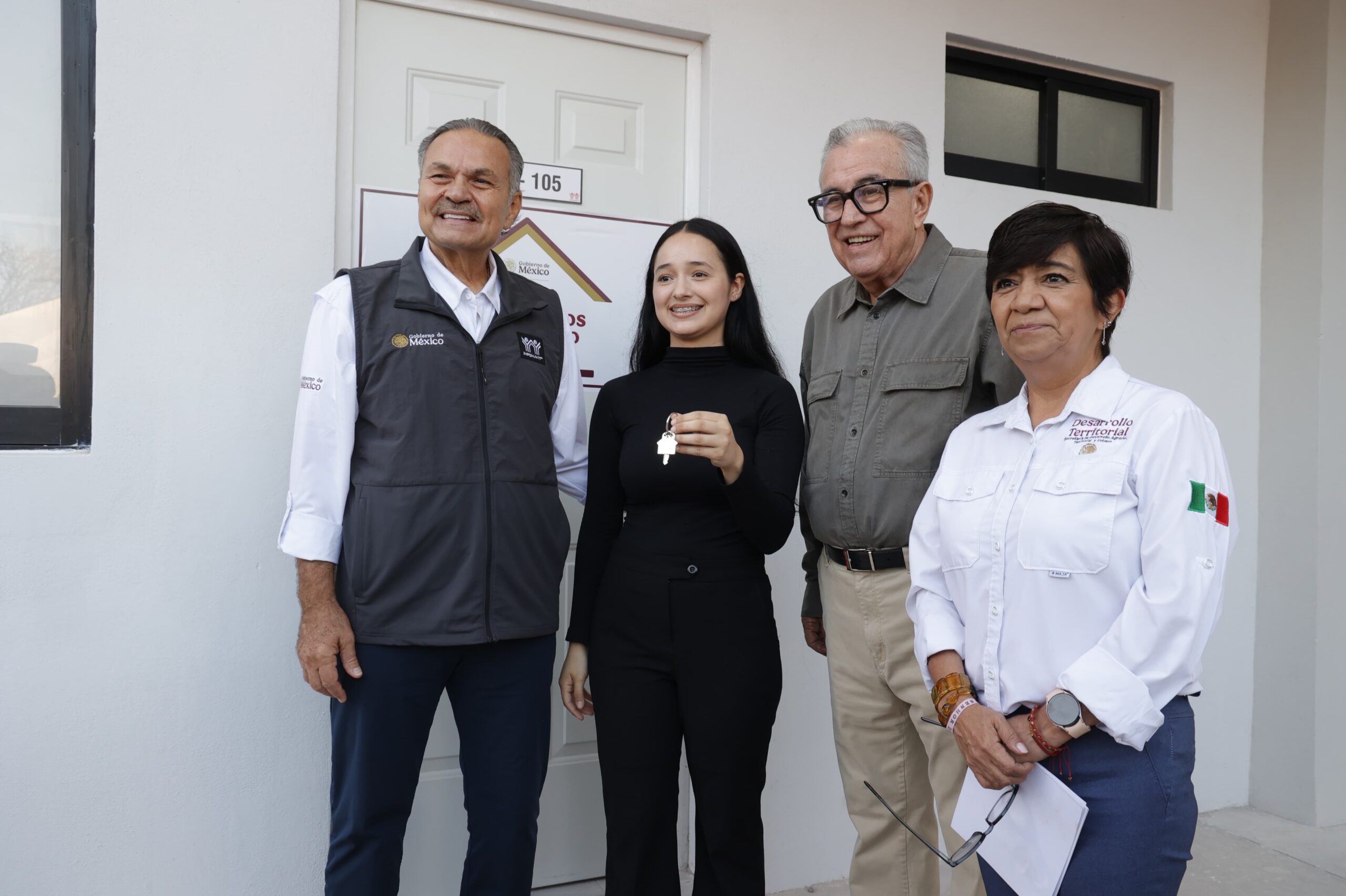 ruben rocha moya durante la entrega de la primer vivienda del bienestar en los mochis