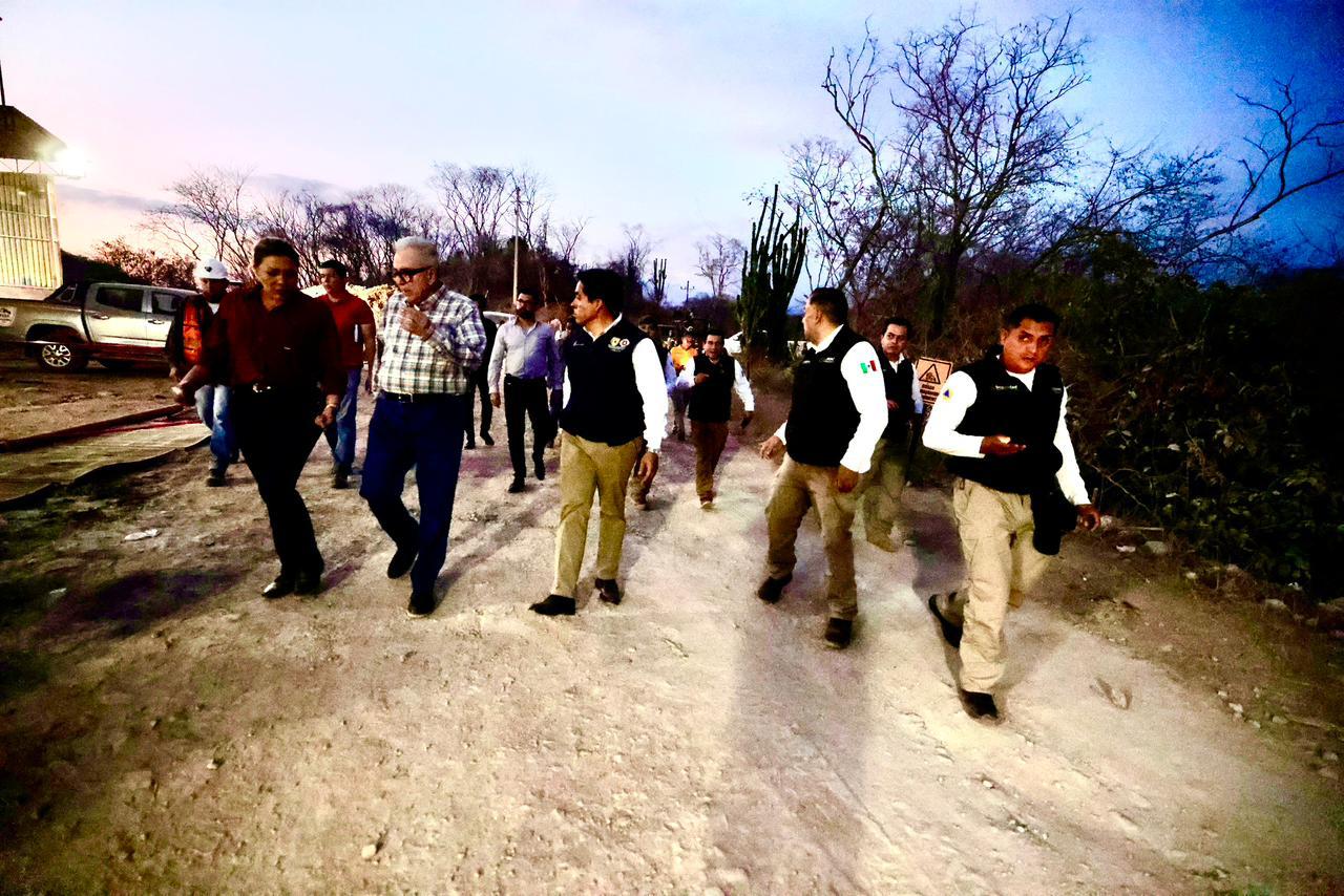 Rubén Rocha Moya llega a mina de Rosario donde cuatro trabajadores están atrapados