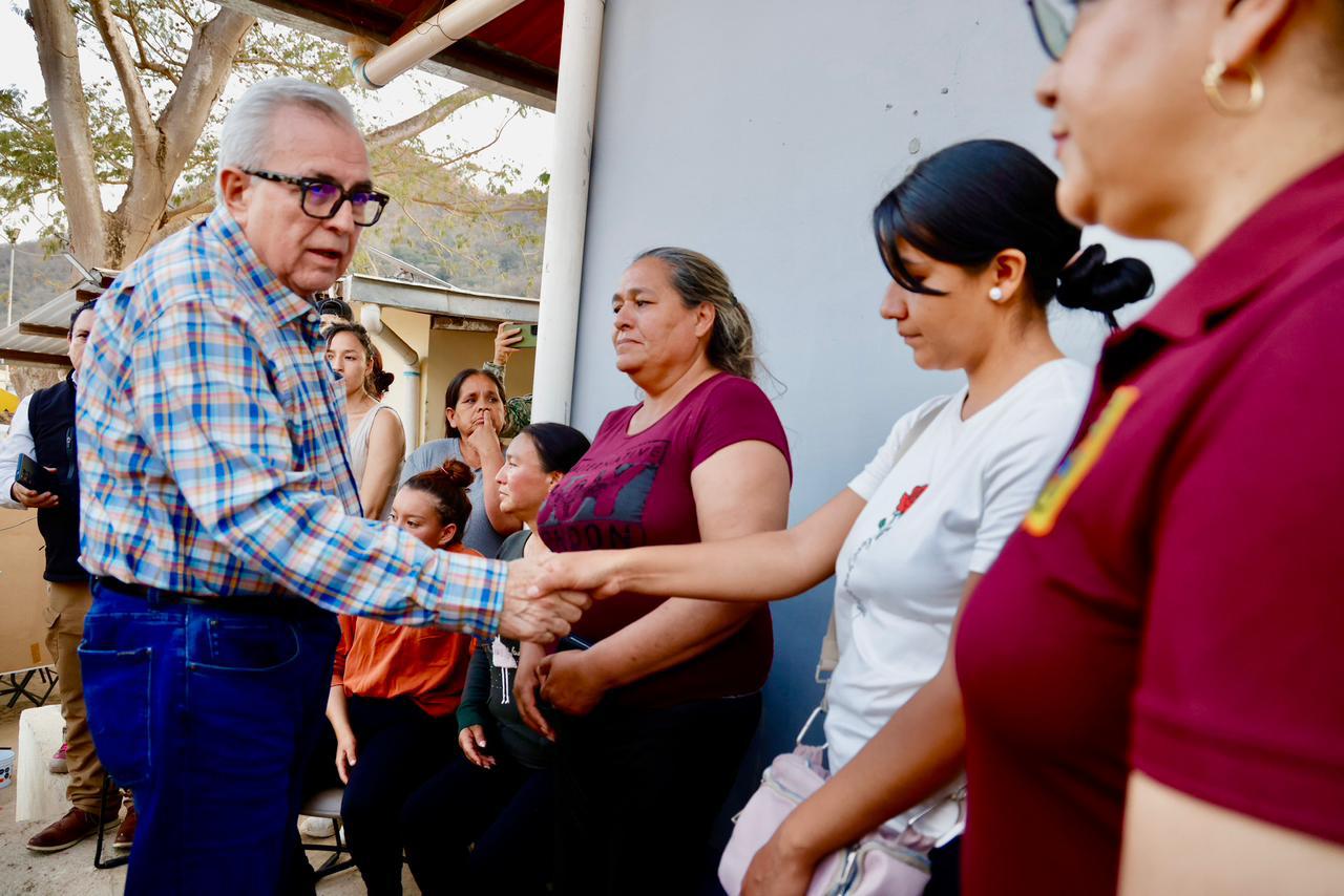 Rubén Rocha sostiene encuentro con familiares de mineros atrapados en mina de Rosario