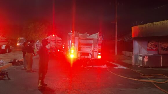 ¡Se propagó a un taller mecánico! Se incendia taquería en Mochicahui, El Fuerte, Sinaloa