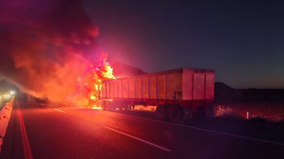 Se incendia cabina de tráiler por presunta falla mecánica por la autopista Benito Juárez, en Mocorito, Sinaloa