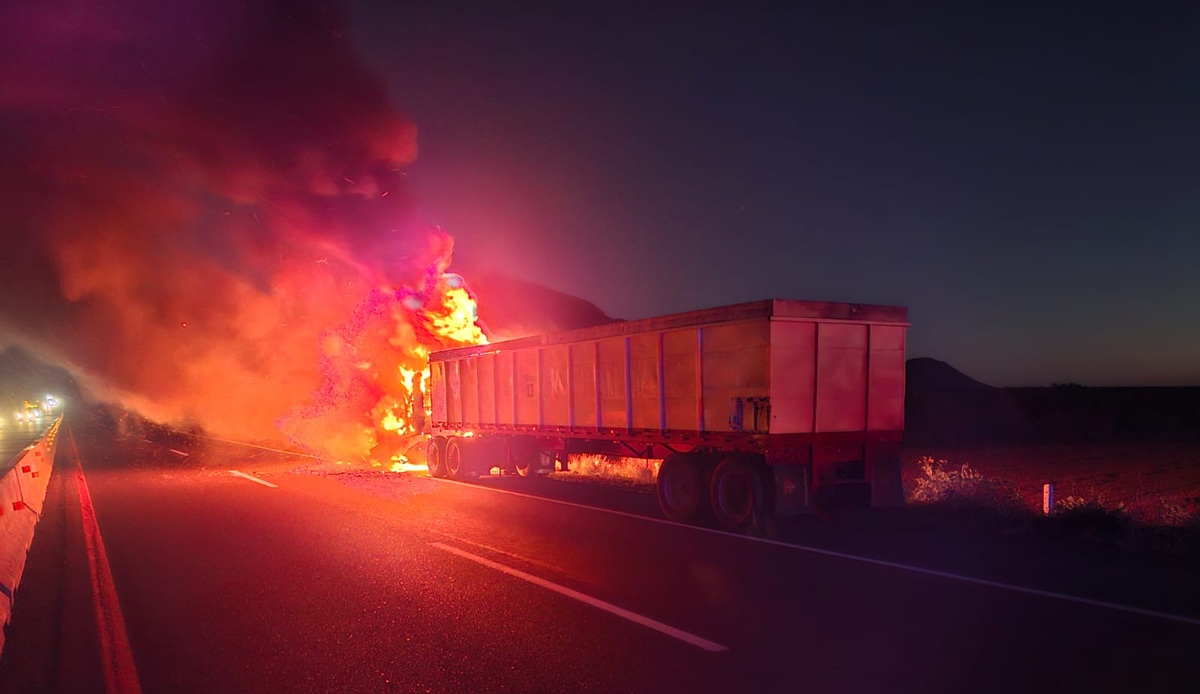 Se incendia tráiler por la autopista Benito Juárez, en Mocorito