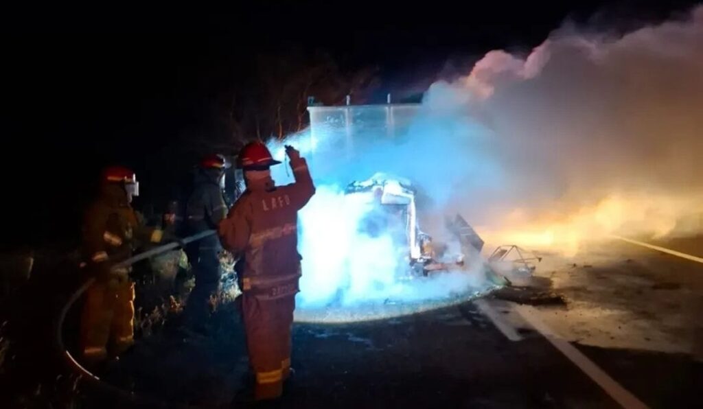 Se incendia cabina de tráiler por presunta falla mecánica por la ...