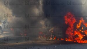 Incendio consume en su totalidad tres vehículos en Los Mochis