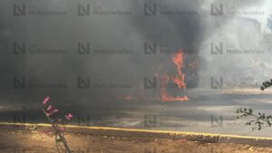 Incendio consume en su totalidad tres vehículos en Los Mochis