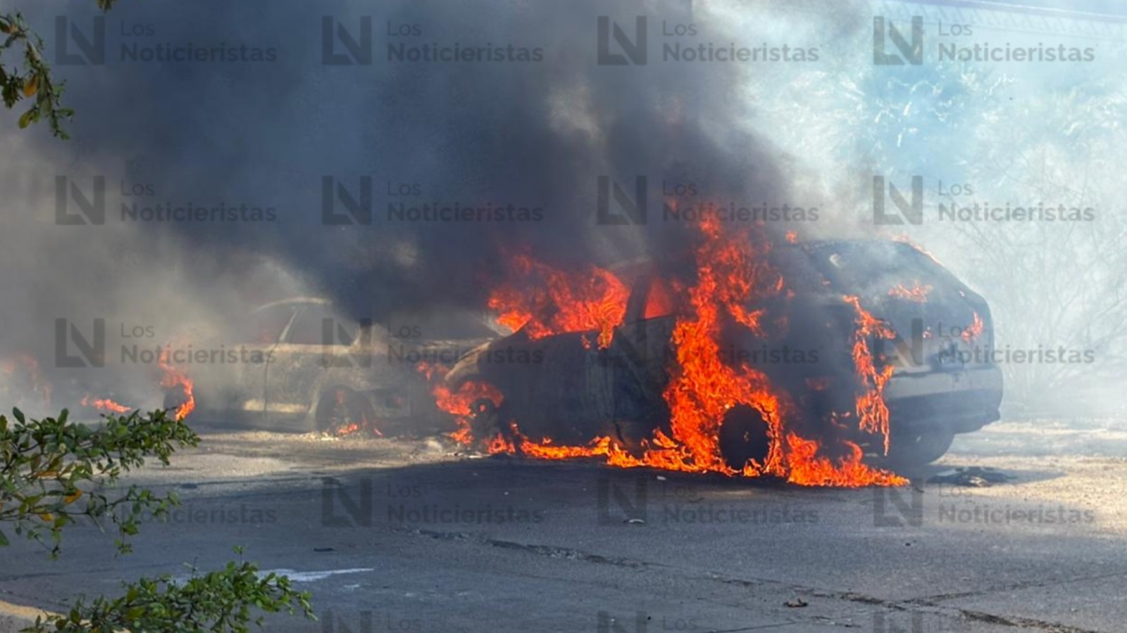 Incendio consume en su totalidad tres vehículos en Los Mochis