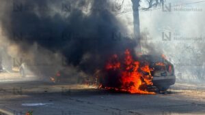 Incendio consume en su totalidad tres vehículos en Los Mochis