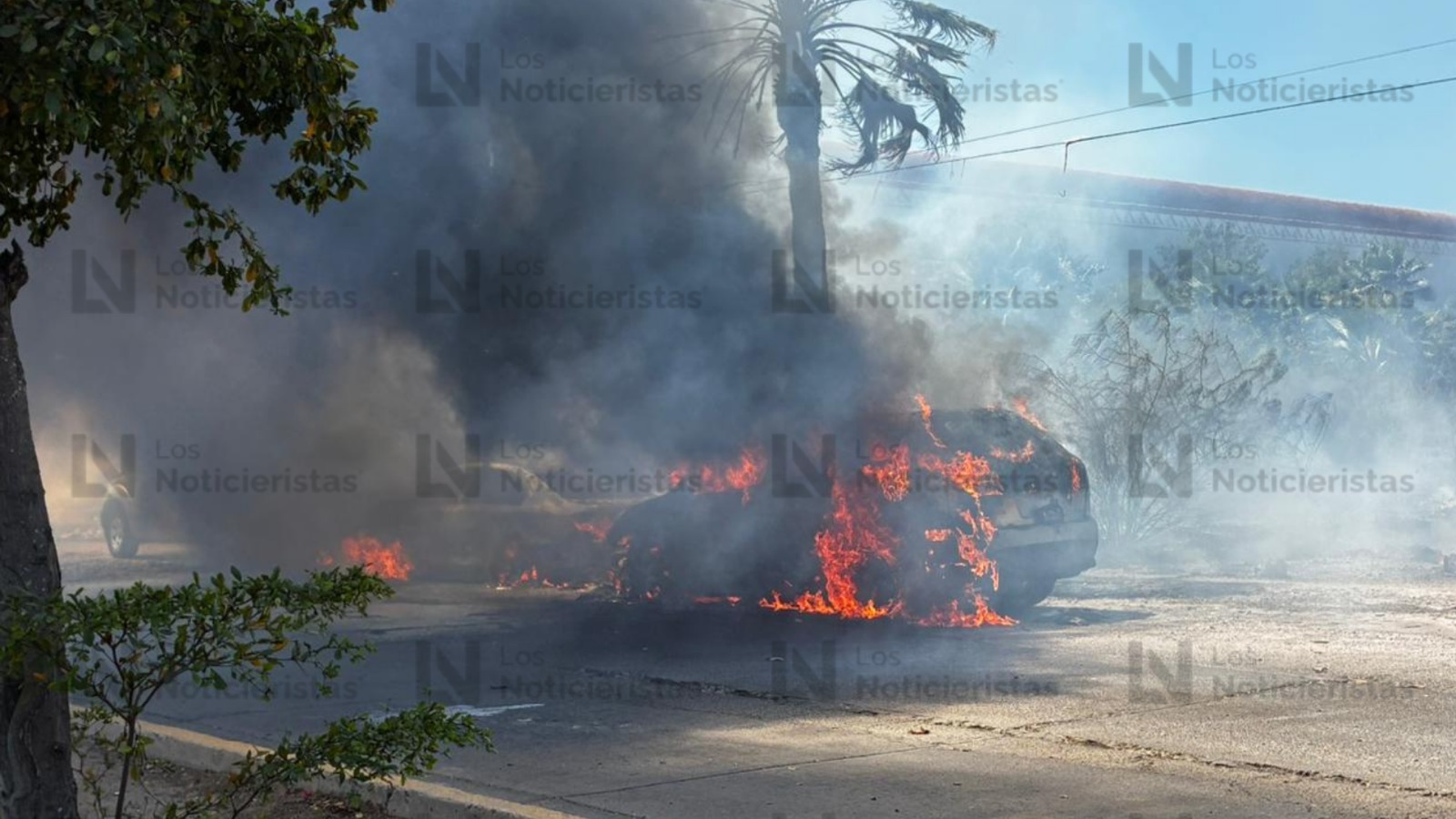Incendio consume en su totalidad tres vehículos en Los Mochis