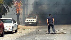 Incendio consume en su totalidad tres vehículos en Los Mochis