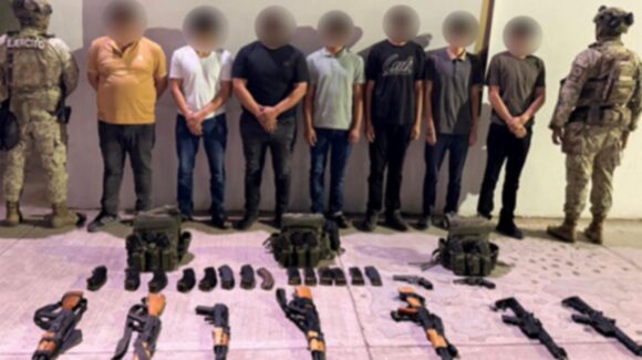 Detienen a 7 sujetos en Valle Alto, Culiacán, con armas largas, vehículo blindado y un inmueble asegurado