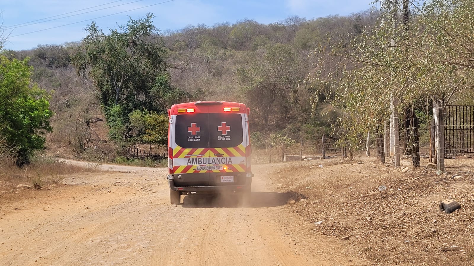 Ambulancia en camino de terracería en Rosario