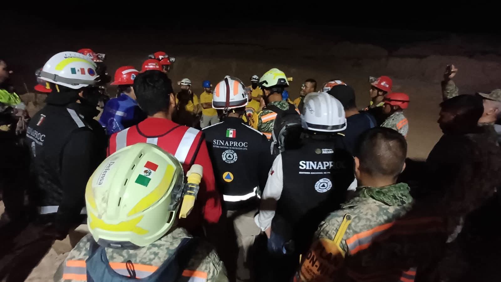 sin parar siguen los trabajos de rescate de tres mineros atrapados en una mina de el rosario