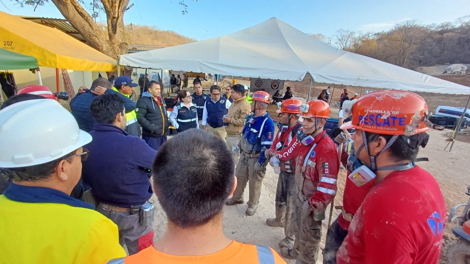 sin parar siguen los trabajos de rescate de tres mineros atrapados en una mina de el rosario
